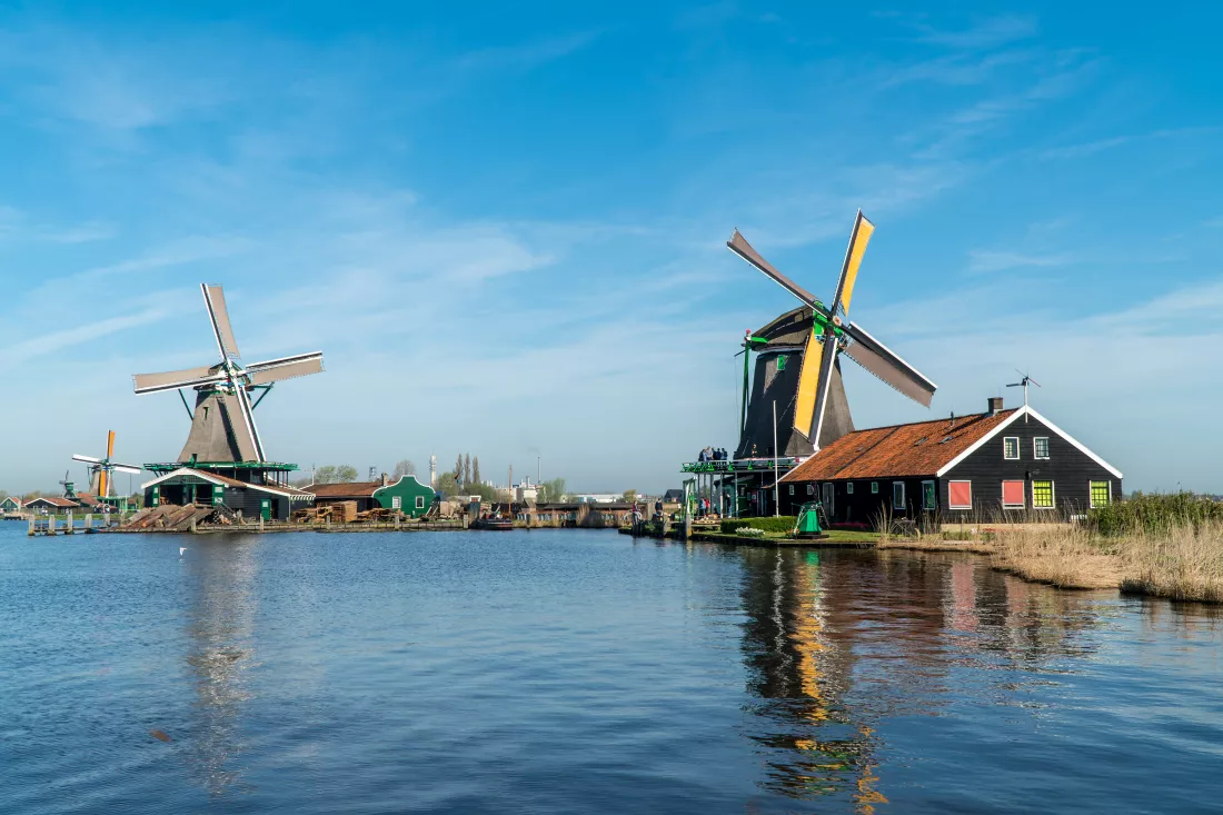 lake-front-windmills-netherlands